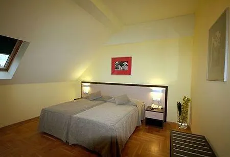 1 Hotel