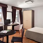 1 Hotel 4*
